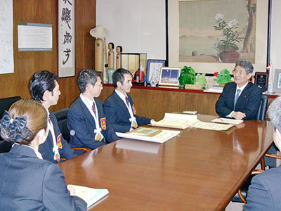 写真：秋田県知事へ入賞報告